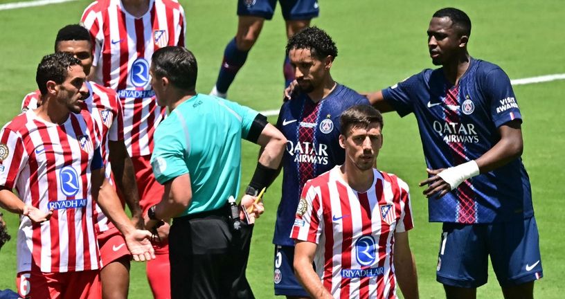 Sudac Istvan Kovacs okružen igraćima Atletica