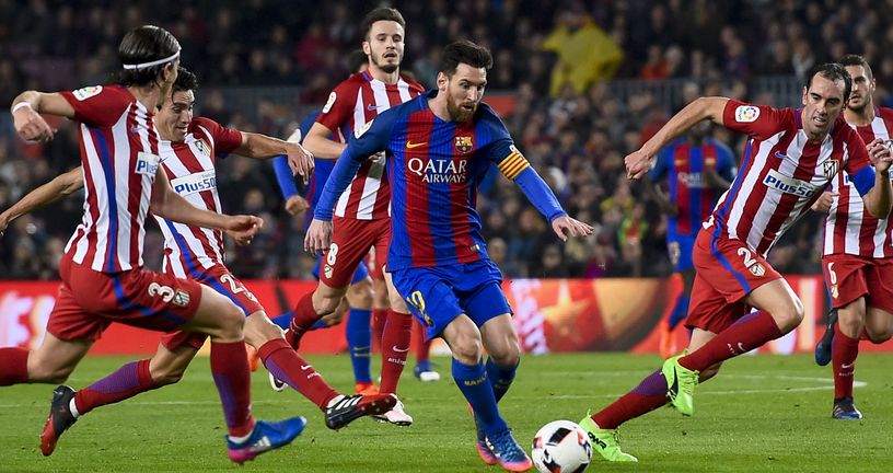 Lionel Messi okružen igračima Atletica (Foto: AFP)