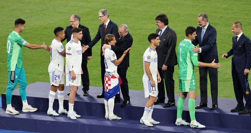 Luka Modrić i Florentino Perez u zagrljaju