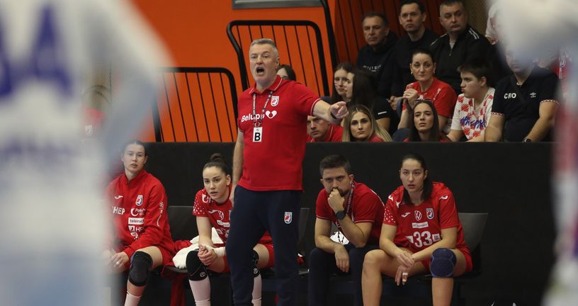 Ivica Obrvan i rukometašice