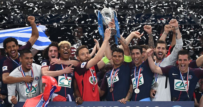 Kapetani PSG-a i Les Herbiersa podižu trofej (Foto: AFP)