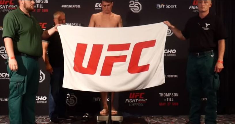 Darren Till nepravilno stoji na vagi (Screenshot)