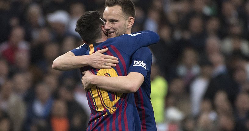 Rakitić i Messi u zagrljaju (Foto: AFP)