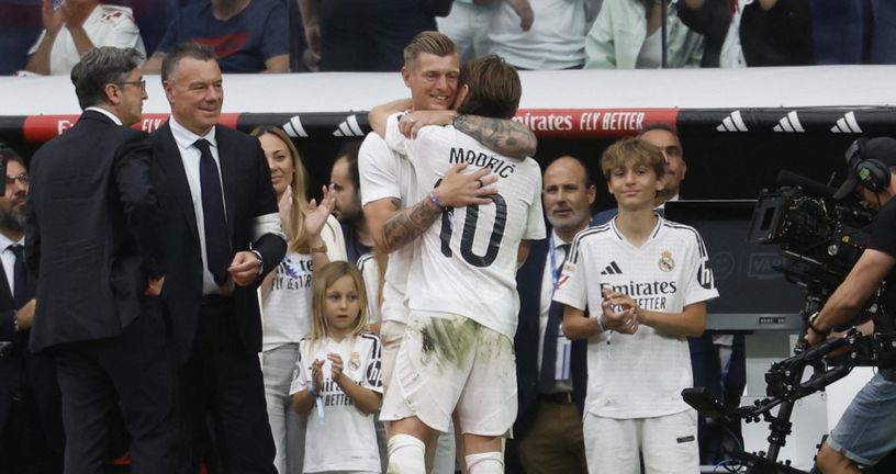 Luka Modrić i Toni Kroos u zagrljaju