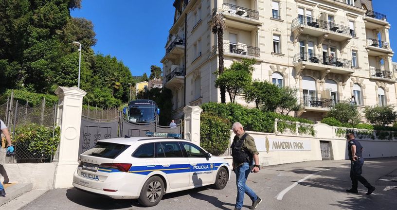 Armada razbijala ispred hotela s igračima Slavena