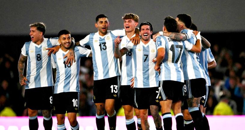 Enzo Fernandez, Angel Correa, Cristian Romero, Nico Paz, Rodrigo De Paul i Giuliano Simeone