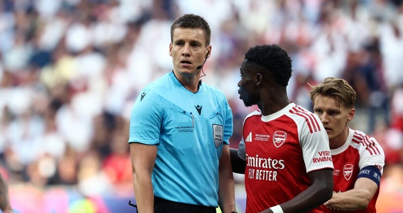 Daniel Siebert i Bukayo Saka
