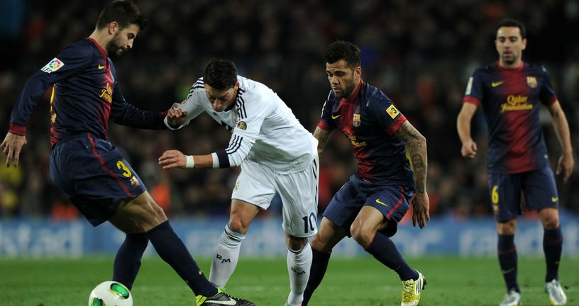 Mesut Ozil i Gerard Pique (Foto: AFP)