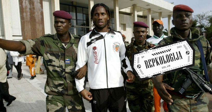 Didier Drogba okružen vojnicima
