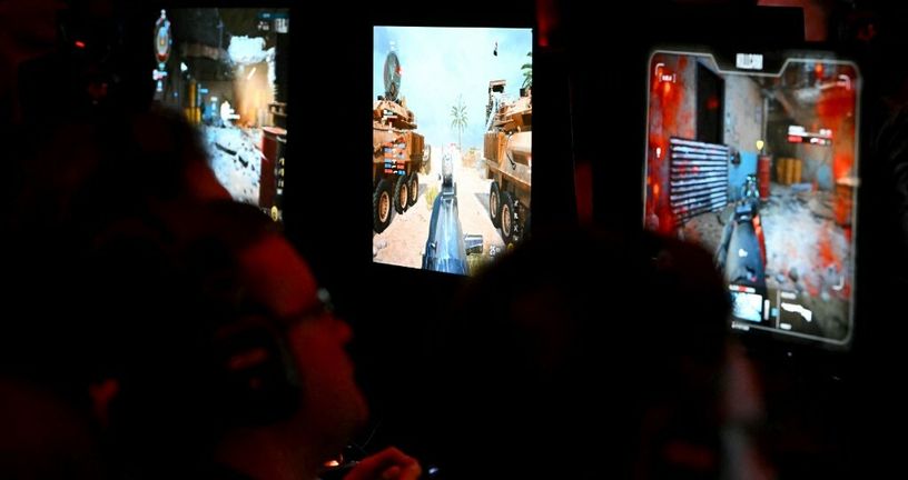 Gameri igraju Call of Duty, ilustracija