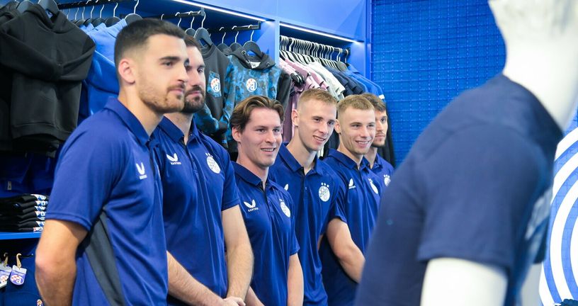 Robert Mudražija (u sredini)