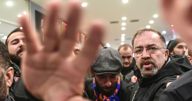 Arda Turan po dolasku u Istanbul (Foto: AFP)