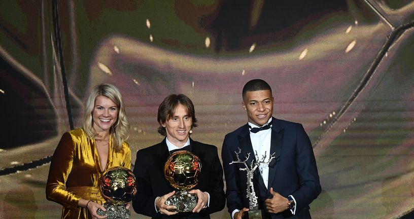 Luka Modrić s nagradom Zlatna lopta (Foto: AFP)