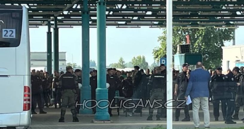 Mađarski navijači i srpska policija
