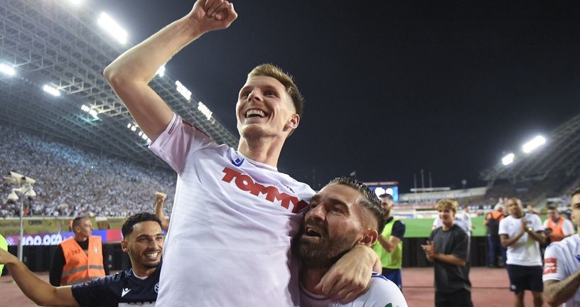 Emir Sahiti slavi pobjedu sa suigračima Hajduka