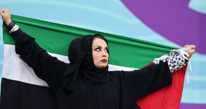 Navijačica sa zastavom Palestine