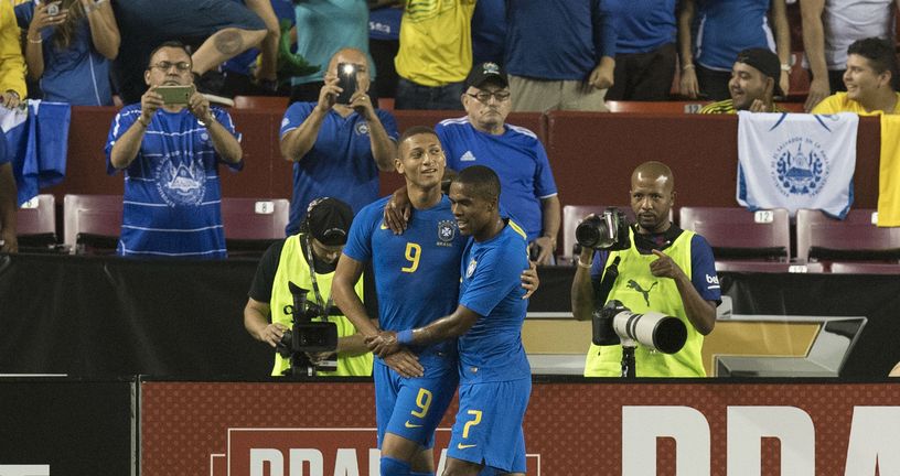 Richarlison i Douglas Costa (Foto: AFP)