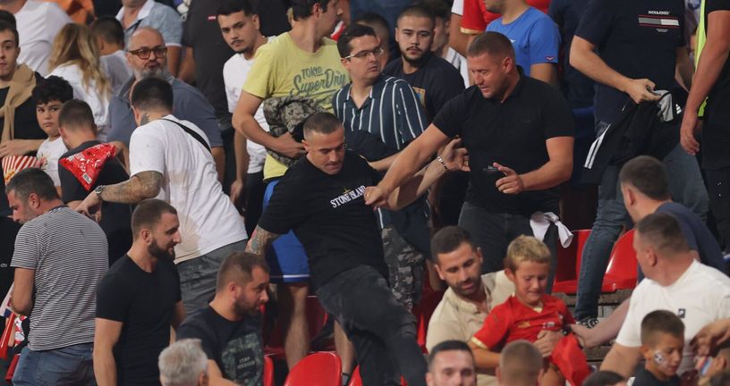 Ljudi u crnom tuku navijače na Marakani