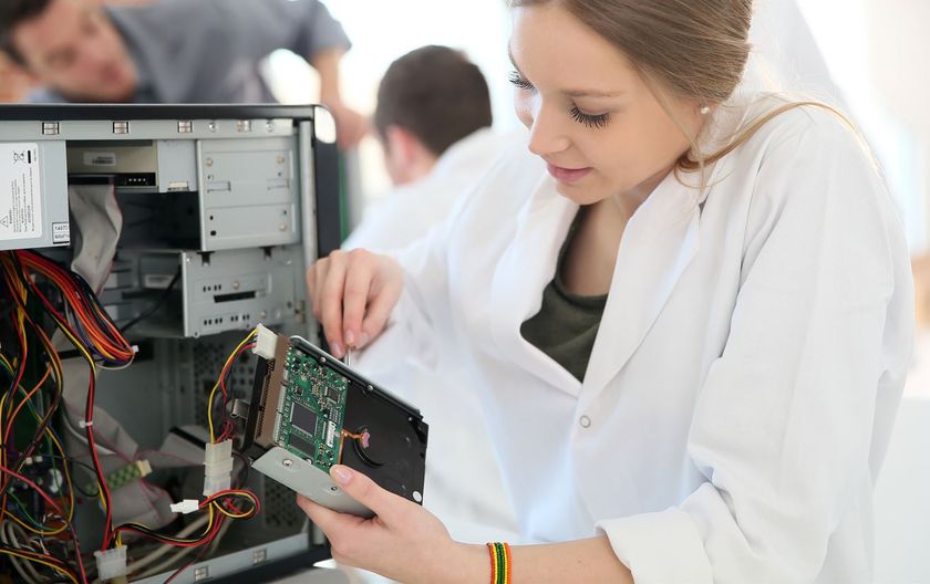 Studentica popravlja računalo