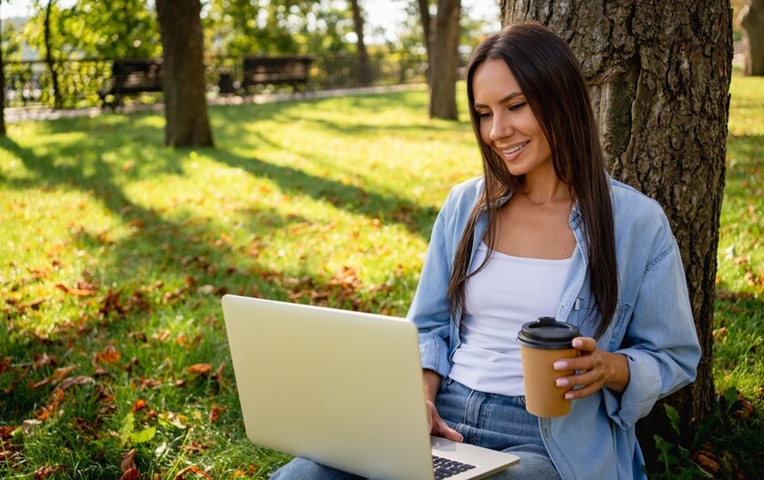 Djevojka radi na laptopu
