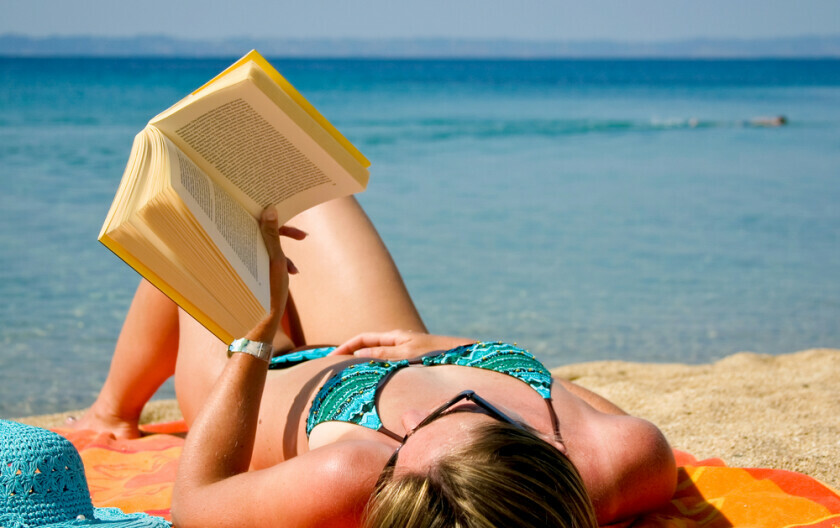 Čitanje knjige na plaži