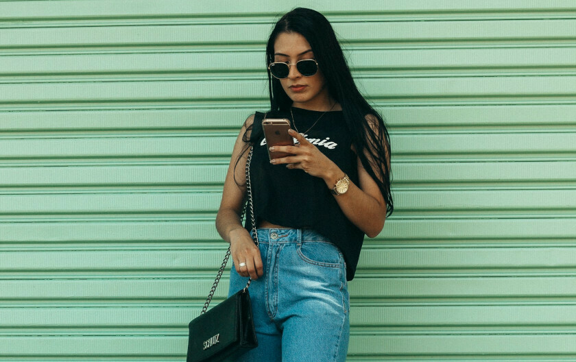 Djevojka gleda u mobitel