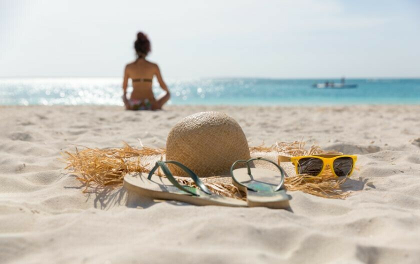 Djevojka na plaži i njezine stvari