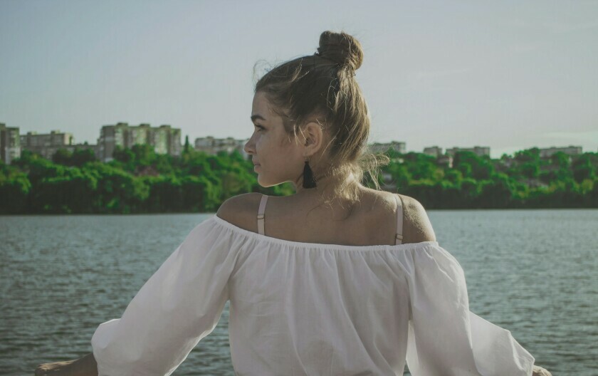 Zamišljena djevojka gleda u daljinu