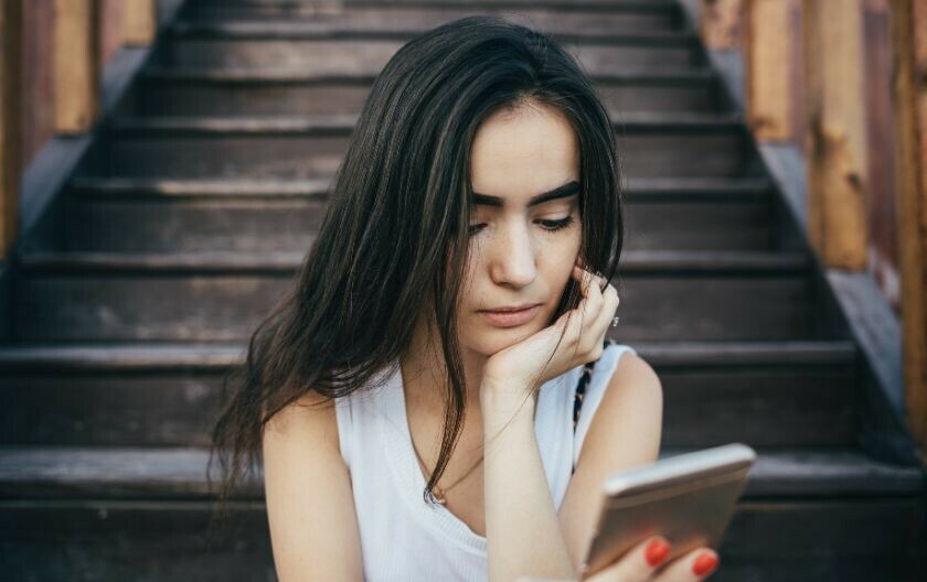 Tužna djevojka s mobitelom