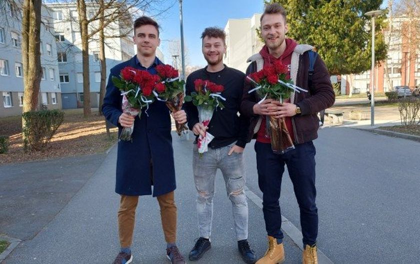 Tri studenta dijele ruže na Savi