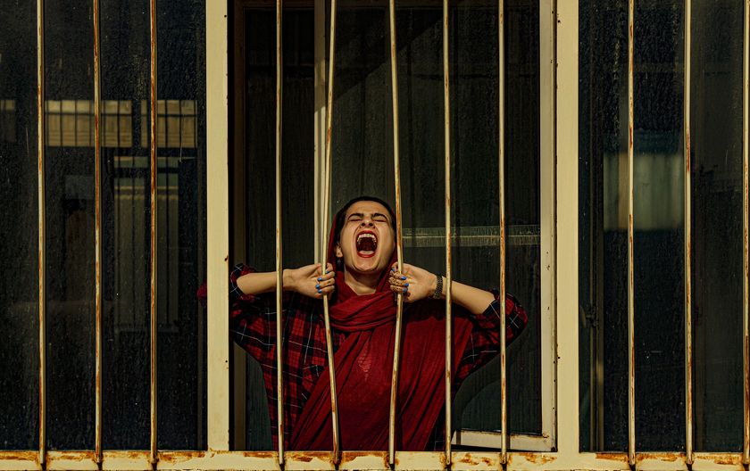 Žena vrišti u zatvoru
