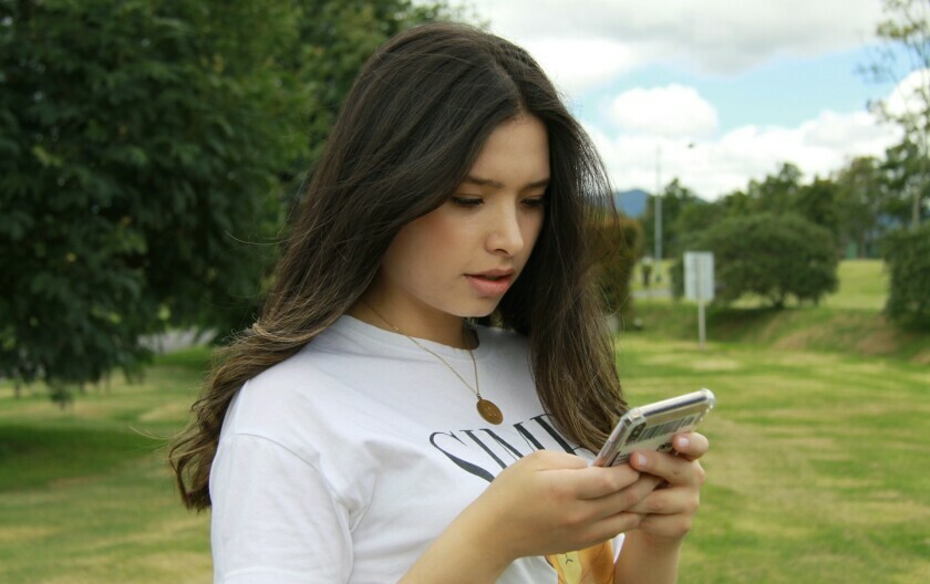 Tinejdžerica na mobitelu