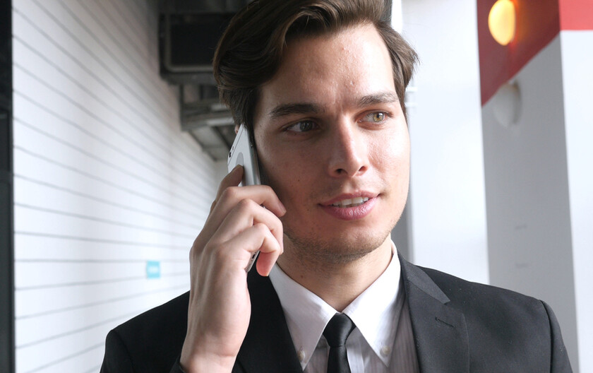 Poslovni čovjek priča na mobitel