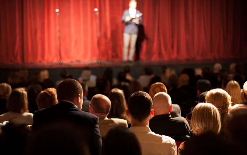 Stand up komičar pred publikom