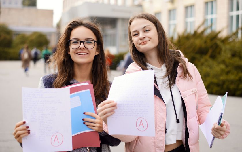 Dvije djevojke pokazuju odličnu ocjenu iz testa