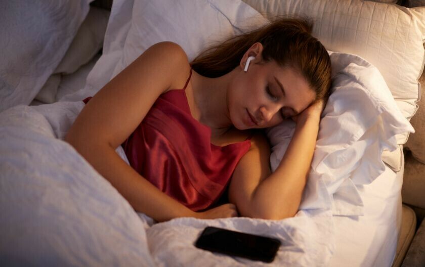 Spavanje sa slušalicama i mobitelom