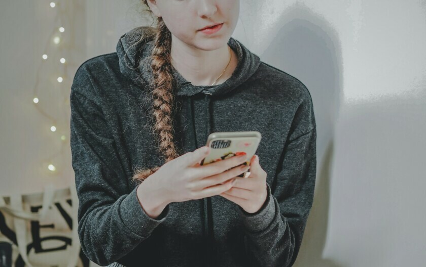 Djevojka tipka na mobitelu