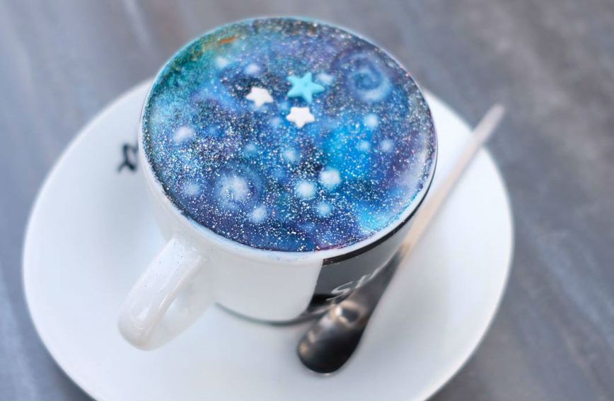 Galaxy cappuccino podsjeća na noćno zvjezdano nebo