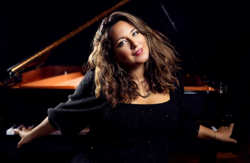 Grammyjem nagrađena Nicole Zuraitis, jazz pjevačica, autorica tekstova, pijanistica, aranžerka i voditeljica nastupa u Zagrebu i Puli