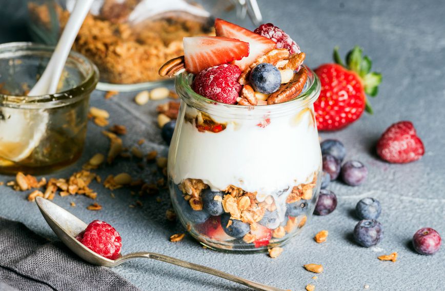 Jogurt sa zdravim sjemenkama i voćem opskrbit će vas energijom