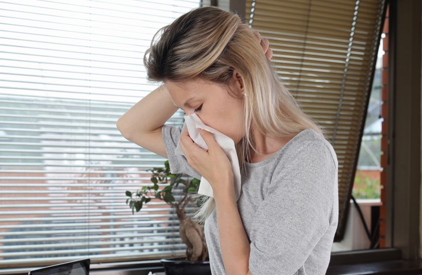 Simptomi alergije na pelud uključuju kihanje, crvenilo oka i otežano disanje