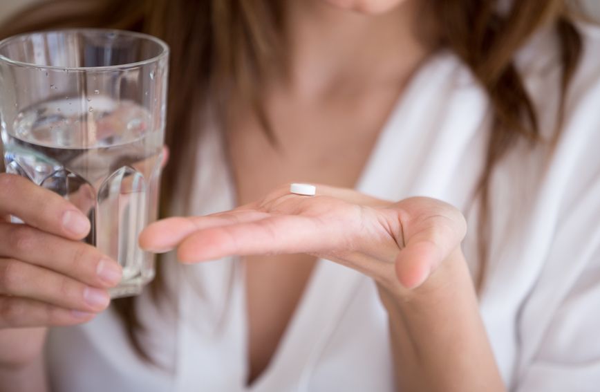 Uzimanje pilule zajedno s lijekom za ublažavanje boli znatno je poboljšalo učinkovitost hitne kontracepcije