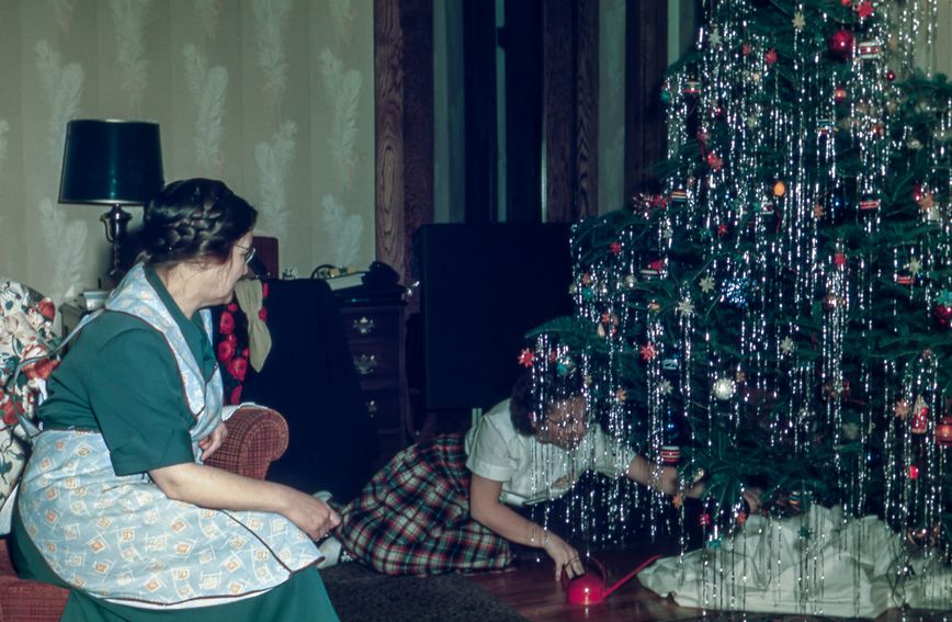 Lamete su dio nostalgično ukrašavanja božićnog drvca