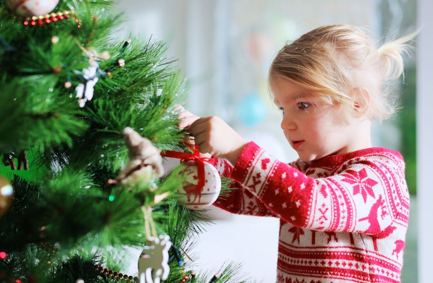 Ovisno o dobi djeteta, uključite ih u razne poslove ukrašavanja kuće i svega što odlikuje Božić