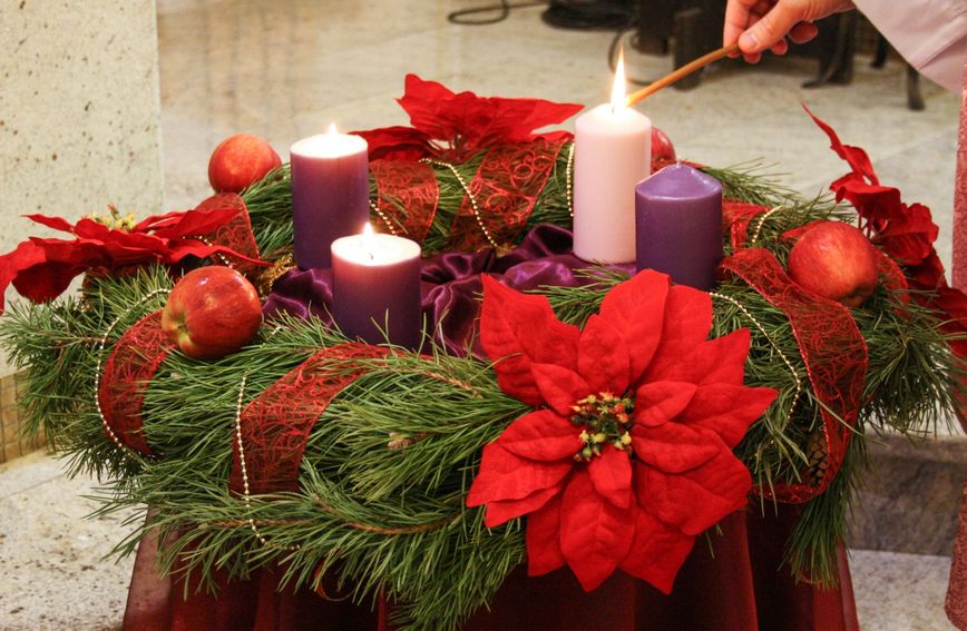 Iako postoje varijacije u dizajnu adventskih vijenaca, jedna od tradicionalnih verzija ima tri ljubičaste i jednu ružičastu svijeću