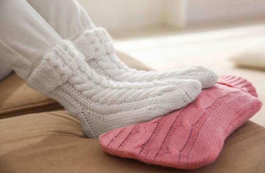 Izbjegavajte sintetičke materijale čarapa koji potiču znojenje stopala, a potom i njihovo hlađenje