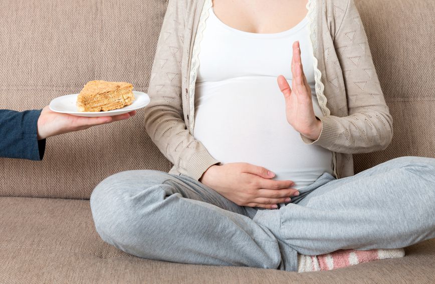 Iako se ne zna točan uzrok mučnina u trudnoći, smatra se da glavnu ulogu ima hormonska promjena