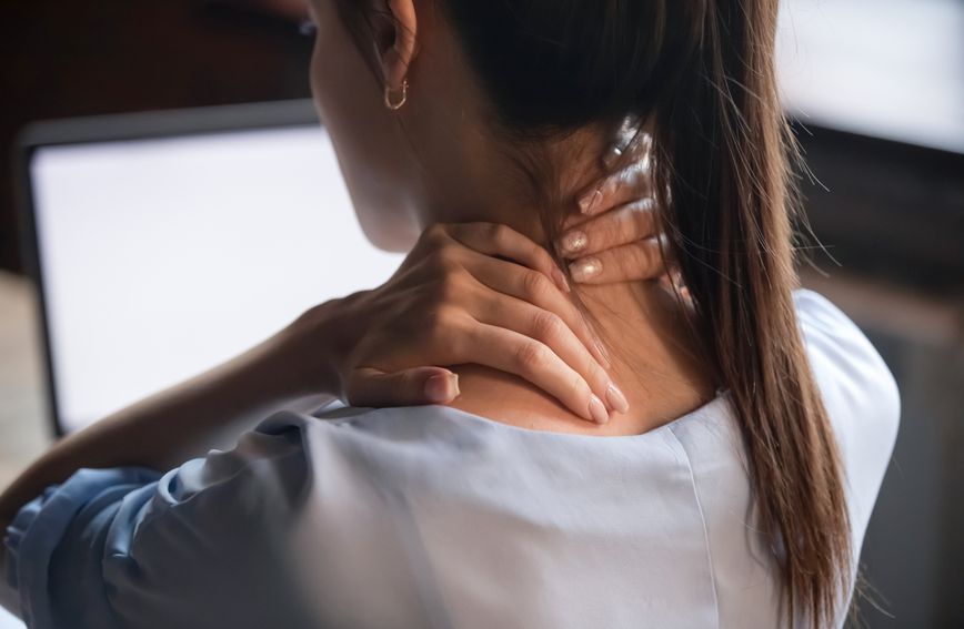 Bol koju osjećamo kada imamo ukočeni vrat zapravo je posljedica skraćivanja vratnog mišića