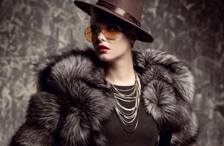 Mob wife trend estetika u modnom smislu podrazumijeva uoečatljive modne komada poput bundi i upadljivog nakita