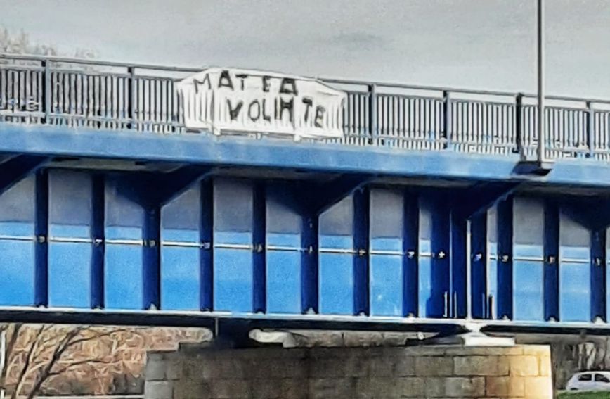 Romantični transparent na Savskome mostu u Zagrebu